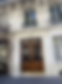 Immeuble collectif haussmannien — contexte du sinistre, accès par porte cochère.