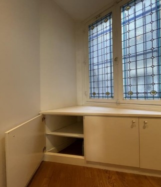 2ᵉ étage — pièce sur cour, meuble bas déposé pour accéder à la zone humide.