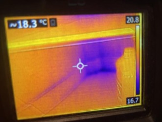 Thermographie 2ᵉ — anomalie linéaire en angle mur/plafond.