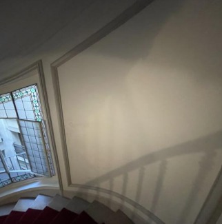 Cage d’escalier — traces d’humidité sur paroi contiguë à la colonne montante.